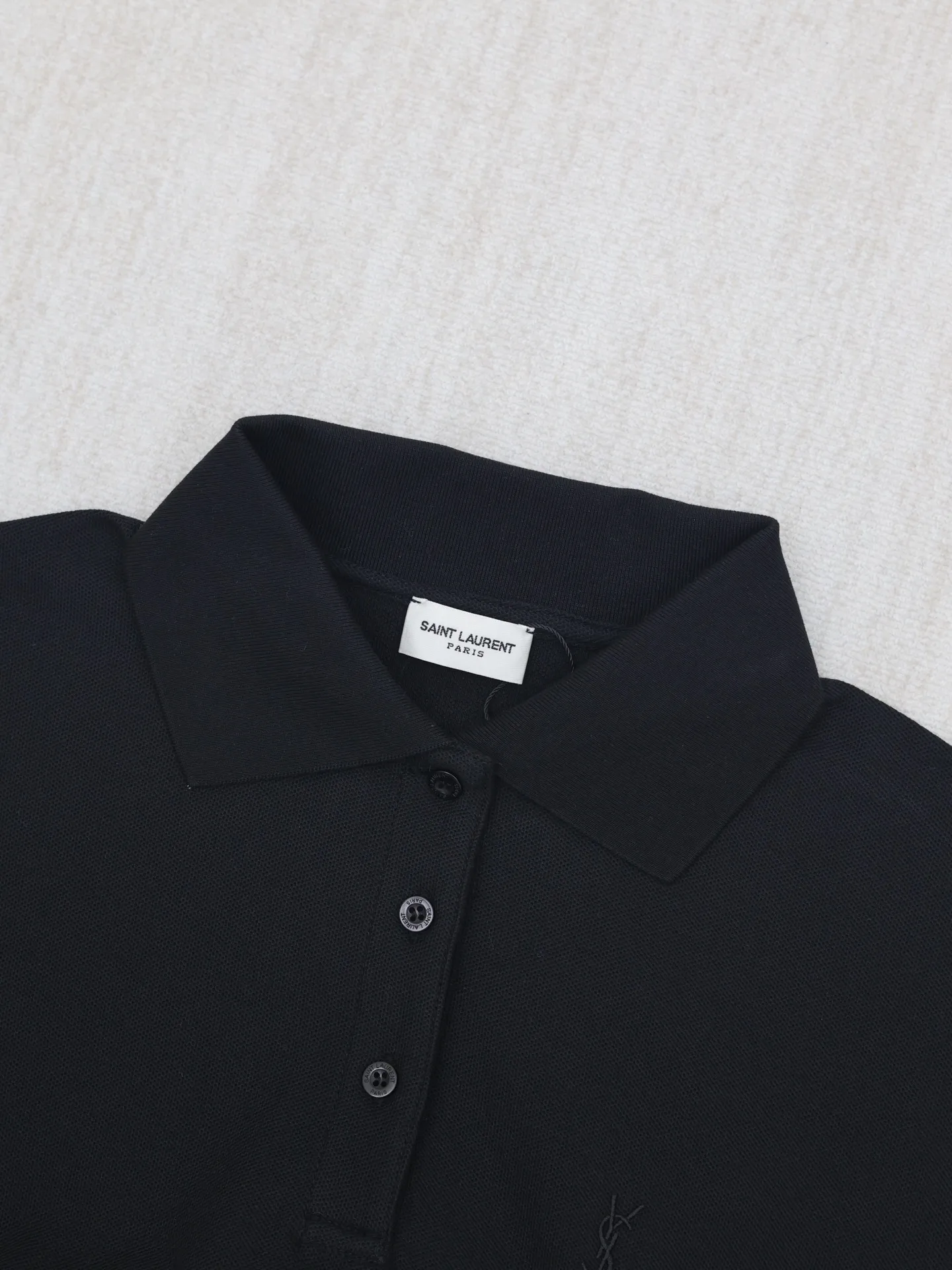 P270 Saint Lauren*/Saint Laurent's new YSL logo embroidered POLO shirt. Customized pique fabric, 98 cotton 2 spandex, weight 270 grams. Imported machine embroidery technology, using advanced computer control system and precision mechanical components. The overall wiring is straight and delicate, and the fabric is comfortable and soft. The color is consistent and has no color difference. It can be matched with the same style to create a fashionable look. It can handle various occasions, customized accessories, and three complete sizes. Size: S/M/L